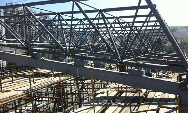 鹿泉简述网架公司的黑色压型钢板的吊装步履